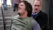 Detective Stabler (Christopher Meloni) ist sich sicher: Der Obdachlose Eddie Skinner (Michael Raymond-James, l.) hat etwas zu verbergen.