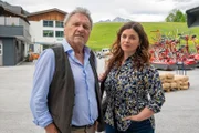 Lilli Gruber (Ronja Forcher) redet Rolf Pflüger (Wolfram Berger) ins Gewissen.