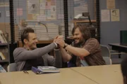 Jeff (Joel McHale, l.) wird von Pelton zum Chefredakteur der College-Zeitung ernannt, während Buddy (Jack Black, r.) in die Lerngruppe aufgenommen werden möchte ...