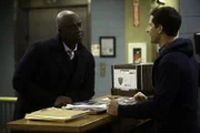 Captain Ray Holt (Andre Braugher, l.), Jake Peralta (Andy Samberg)
