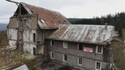 Halb verfallen steht die alte Herberge in der Wildnis.