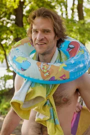Spaßvogel Tom (Frank Maier) hält die Familie bei Laune und sorgt damit auch für die ein oder andere Auseinandersetzung.