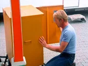 Bruno Lubitz (Günther Clemens) überprüft die Sicherungen des Karussells, nachdem plötzlich der Strom ausgefallen ist.