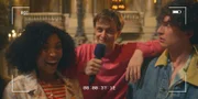 Jeff (Castle Rock, M.) verkündet per Videobotschaft, dass die Hip-Hop-Gruppe BLOK im Wettbewerb eine Runde weitergekommen ist. Cece (Hailey Romain, l.) ist begeistert, während Benoit (Étienne Moana, r.) Zweifel hat, ob es gut ist, neben dem Training fürs klassische Ballett auch noch Hip-Hop zu tanzen.