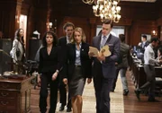 Unterwegs zur Sitzung: Bebe Neuwirth als Nadine Tolliver, Sebastian Arcelus als Jay Whitman, Téa Leoni als Elizabeth McCord, Erich Bergen als Blake Moran
