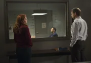 Ein junger Mann wird mitten in einem Gang-Revier überfahren. In seiner Tasche: 1.500 Dollar und Marihuana. Laura (Debra Messing, l.), Jake (Josh Lucas, r.) und Billy (Laz Alonso, M.) ermitteln ...