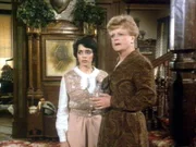 Jessica (Angela Lansbury) steht Mary (Kathleen Beller) bei, die ihren Vater verloren hat.
