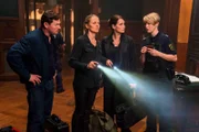 Am Tatort: Christoph Hofherr (Shenja Lacher, l.), Pia Walther (Annika Blendl, 2.v.l.), Maike Riem (Anja Kling, 2.v.r.) und Polizistin Jörder (Anke Stoppa, r.)