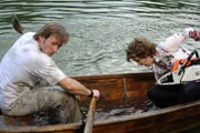 Durch ein Loch im Boden droht das Boot zu sinken. Von links: Gregor Brunner (Holger M. Wilhelm) und Maria Kirchleitner (Daniela März).
