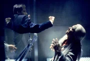 Fox Mulder (David Duchovny, l.); Lana Chee (Julia Vera, r.)