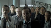 Stanislaw Zajak (Lucas Gregorowicz, li.), Goldhofer (Christian Kuchenbuch) und das Soko Team verfolgen den Einsatz per Video.