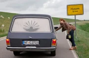 ARD HEITER BIS TÖDLICH - NORDISCH HERB, neue Krimiserie (16 Folgen), Folge 1 "Der Schimmelreiter". Nora Neubauer (Loretta Stern), alleinerziehende Großstadtfrau aus Berlin, geht auf dem Weg zu ihrer neuen Dienststelle in Husum das Benzin aus. Da nähert sich eine eigenartige Mitfahrgelegenheit - ein Leichenwagen. Was Kriminalhauptkommissarin Nora nicht ahnt - am Steuer sitzt ihr neuer Kollege Jon Peterson.