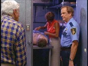 Marc (Dick Van Dyke, l.) befragt Sheriff Macon zu dem Mord, während Amanda (Victoria Rowell, 2.v.r.) das Opfer untersucht.