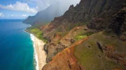 Palmen, Strand und kristallklares Wasser. Hawaii ist als irdisches Paradies bekannt. Mitten im Pazifik sind die Ursprünge der Insel-Entstehung bis heute ein Rätsel.
