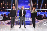 Moderator Jörg Pilawa (M.) mit den Kandidaten des Teams "Anstoss": Dem Ex-Profifussballer Roman Weidenfeller (l.) und der Sportjournalistin und Moderatorin Katrin Müller-Hohenstein (r.).