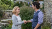 Carolin (Karin Thaler) freut sich, den bekannten Pianisten Charles Miller (Manuel Mairhofer) kennenzulernen.