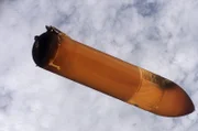 Der externe Tank der Endeavour fällt zur Erde zurück. Da Tanks aus besonders hitzebeständigem Material konstruiert werden, verglühen sie beim Eintritt in die Erdatmosphäre nicht und gehören zu den Weltraumschrottstücken, die am häufigsten gefunden werden.