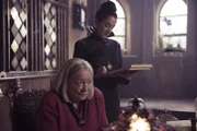 Die Direktorin Frau Graustein (Clare Higgins, l.) und Frau Harschmann (Raquel Cassidy, r.) sind unzufrieden mit dem Ergebnis von Mildreds Aufnahmeprüfung und wollen sie nach Hause schicken.