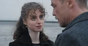 Maximilian Fenrich (Matthias Koeberlin) und Freundin Jule (Lydia Maria Makrides) nehmen eine Auszeit am Strand.