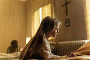 Magdalena (Olivia Terpet Gammelgaard, r.) und Samuel (Jasper Møller Friis, l.) geraten in den Fokus eines skrupellosen Entführers.