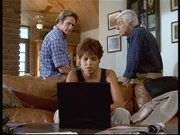 Steve (Barry Van Dyke, l.) und Mark (Dick Van Dyke, r.) beobachten skeptisch, wie Amanda (Victoria Rowell, M.) im Internet eine bestimmte Seite sucht, auf der sie einen Mord beobachtet haben will.