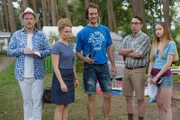 Der Camping-Ausflug zu Annas (Diana Staehly) Geburtstag mit ihren Ex-Männern Kafi (Mirco Reseg, l.), Tom (Frank Maier), Eugen (Alexander Schubert), ihrer Tochter Steffi (Kyra Thoma) und dem Rest der Familie steht unter keinem guten Stern.