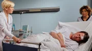 Der Sternekoch Anno Pesch (Ingo Naujoks, liegend) hat einen Selbstmordversuch hinter sich. Er kann nicht mehr schmecken und riechen und sieht keinen Sinn mehr in seinem Leben. Dr. Kathrin Globisch (Andrea Kathrin Loewig, li.) vermutet noch einen anderen Grund für Annos schlechten Gemütszustand. Doch dann krümmt sich Anno vor Schmerzen im Bett. Kathrin und Schwester Ulrike bringen ihn mit dem Verdacht auf einen Herzinfarkt sofort in den Schockraum.