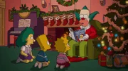 Es scheint, als würde Krusty (r.) zu Weihnachten den Kindern (v.l.n.r.) Sophie, Bart und Lisa schöne Weihnachtsgeschichten vorlesen, doch bei ihm ist alles nur Show ...