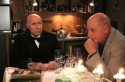 Franz (Edgar-M. Marcus, li.) hat alles für ein feudales, aber einsames Silvesteressen vorbereitet. Da steht plötzlich Heinz (Thomas Meinhardt) vor der Tür.