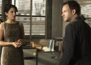 Sherlock Holmes (Jonny Lee Miller, r.) ermittelt in einem neuen Fall und stößt dabei auf Heather (Lisa Edelstein, l.), doch hat sie etwas damit zu tun?