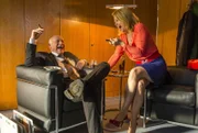 Der Generalstaatsanwalt Röpke (Dietrich Hollinderbäumer, l.) erfährt, dass August bei der Schlichtung eines Streites zwischen Biggi und Danni (Annette Frier, r.) einen Treffer abbekommen hat - und zwar von Danni. Während der Anhörung rutscht der aufgebrachten Danni ein Vergleich Röpkes mit einem Nazirichter raus. Doch wird sie das wieder gutmachen können?