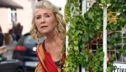 Fanny Steininger (Jutta Speidel) beobachtet das Werkstattgelände von Jens Pächtle, weil sie ihren abgeschleppten PKW klauen möchte.