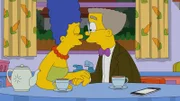 Als Homer außer Gefecht gesetzt ist, sucht die unbefriedigte Marge (l.) Trost bei anderen Verehrern (r.) ...