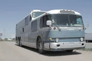 Dieser riesige Bus der Marke "Scenic Cruiser" soll innerhalb weniger Tage nach Kanada überführt werden. Doch an der Grenzkontrolle gibt es Probleme.