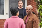 DS Jenn Townsends (Marsha Thomason, l.) Sohn ist wieder zurück. Doch das plötzliche Auftauchen ihres Ex-Mannes Guy Townsend (Oliver Alvin Wilson, r.) stellt ihre Beziehung mit ihrem Freund Chris Fischer (Barry Sloane, M.) vor neue Herausforderungen.
