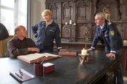 Abt Barnabas (Ulrich Gebauer, M.) hüllt sich in Schweigen. Doch Paul Schott (Tim Wilde, r.) und Nele Fehrenbach (Floriane Daniel, M.) lassen nicht locker.