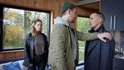 Rupert (Barnaby Metschurat, r.) provoziert Florian Pintes (Dennis Schigiol, M.), um seiner neuen Kollegin, Polizeianwärterin Jessi Jaminski (Sofie Eifertinger, l.) zu imponieren.