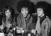 Neonstaub - Die Straßen von St. Pauli Hausfotograf Günther Zint schießt im Hamburger „Star Club“ die ersten Promofotos des künftigen Weltstars Jimi Hendrix.