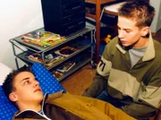 MDR Fernsehen IN ALLER FREUNDSCHAFT FOLGE 169, "Zu nah an der Sonne". Jakob Heilmann (Karsten Kühn, rechts) weiß nicht mehr weiter: Lukas Globisch (Jan Draeger) greift immer öfter zur Alkohol und Drogen...
