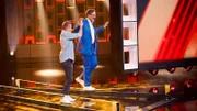 Eckart von Hirschhausen (r.) beweist sein Können auf der Slackline. - mit Quirin Herterich (l)