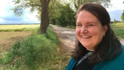 Christina Kampf (Foto) ist Gemeindediakonin. Tag und Nacht kurvt sie mit ihrem kleinen blauen Wagen über die Landstraßen im südlichen Brandenburg. Im Gepäck ein Beamer für Kinoabende, ein Taufbecken und viel Energie. In Tagen, wo immer mehr Menschen aus der Kirche austreten, geht sie mit ihren Kolleginnen, einer Pfarrerin und einer Gemeindepädagogin, neue Wege.