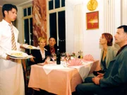 MDR Fernsehen IN ALLER FREUNDSCHAFT FOLGE 168. Pia (Hendrikje Fitz) und Roland (Thomas Rühmann) trauen ihren Augen nicht: bei einem gemeinsamen Essen mit Katrin (Andrea Kathrin Loewig) und ihrem Freund Florian (Andreas Herder) sehen sie, wie Vladi (Stephen Dürr) kellnert anstatt sich auf seine Medizinprüfungen vorzubereiten.
