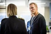 Agnes Kiil (Maria Bock) kann sich auf Kommissar Wisting (Sven Nordin) verlassen.