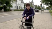 Das Sozialamt hat Reginas Miete nicht wie sonst üblich bezahlt - und nun hat die 71-Jährige hohe Schulden.