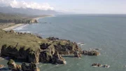 Wie aufgetürmte Pfannkuchen ragen die sogenannten „Pancake Rocks“ bei Punakaiki aus dem Meer.
