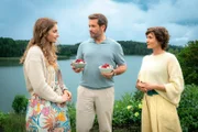 Linda (Sophie Melbinger, r.) trifft in ihrem Heimatort nicht nur auf ihre Jugendliebe Tomas (Jan Hartmann, M.). Dessen neue Partnerin Marie (Paulina Rümmelein, l.) freut sich, in Linda eine Freundin zu finden.