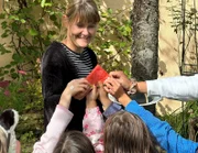 Noch sind die Pflegekinder nicht alle da. Zwei Jungs sind schon in das Kinderdorfhaus eingezogen, dazu kommt noch Lucies eigene Tochter Moni. Das Leben als Kinderdorfmutter kann beginnen.