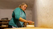 Nina Bartl vom Gschwandtnerhof am Tegernsee versucht sich heute auf der hofeigenen Alm am Käsemachen. Noch nicht alles klappt dabei auf Anhieb.