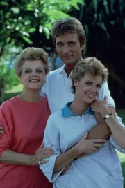 In einem Hotel in der Karibik lernt Jessica (Angela Lansbury, l.) Veronica Harrold (Anne Lockhart, r.) und Sven Torvald (John Phillip Law, M.) kennen.