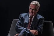 Helmut Zierl verkörpert in mehreren Rollen den ‚ewigen Verkehrsminister‘ – hier als Hans-Christoph Seebohm, Bundesminister für Verkehr von 2002 bis 2005.